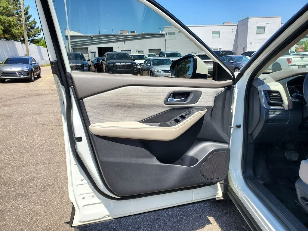2025 Nissan Kicks SR