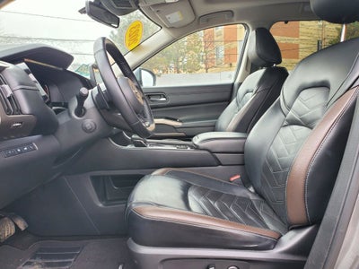 2023 Nissan Pathfinder Platinum w/ CAPTAINS CHAIRS