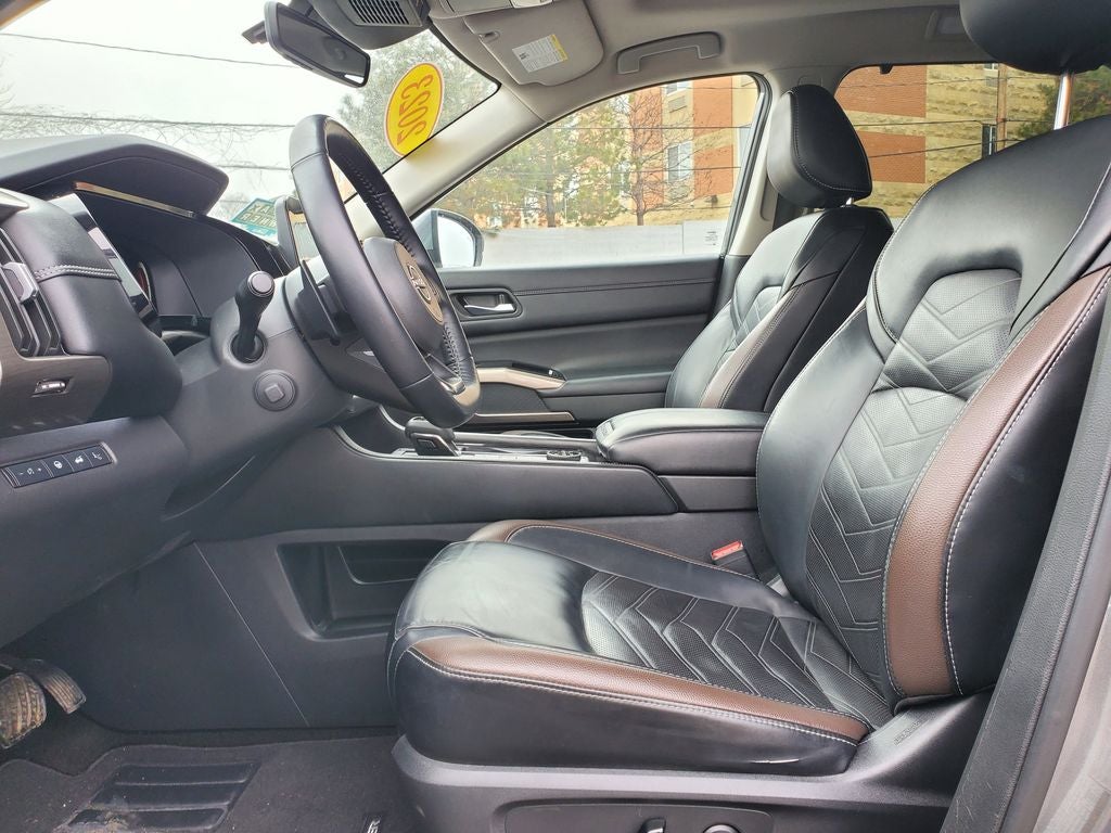 2023 Nissan Pathfinder Platinum w/ CAPTAINS CHAIRS