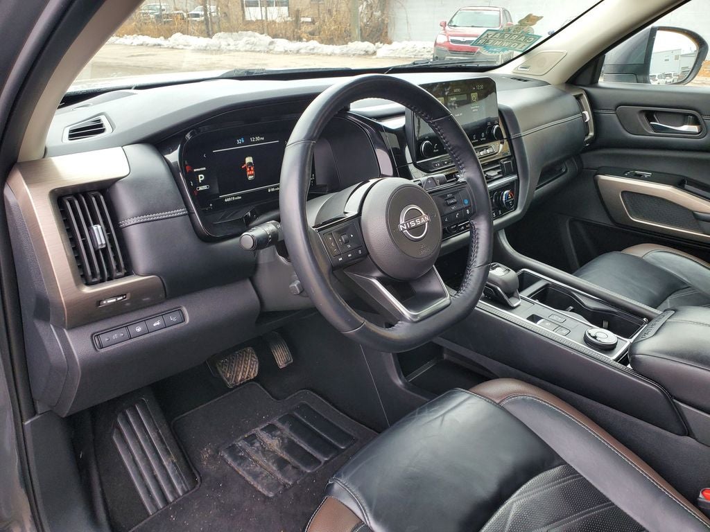 2023 Nissan Pathfinder Platinum w/ CAPTAINS CHAIRS
