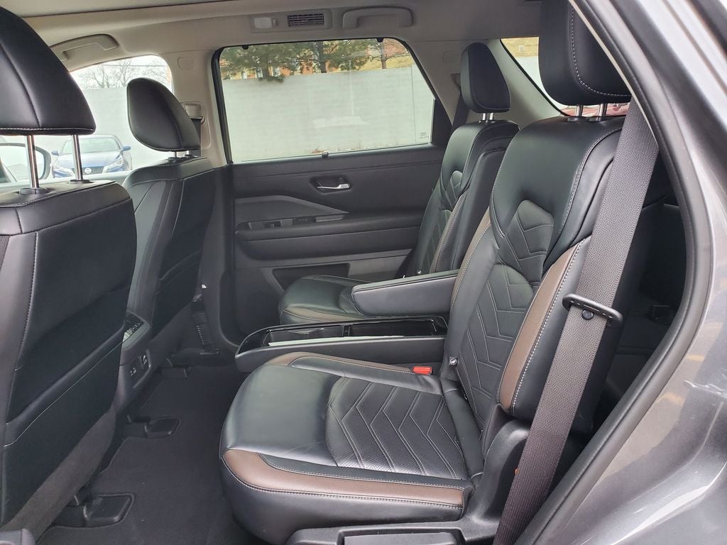 2023 Nissan Pathfinder Platinum w/ CAPTAINS CHAIRS