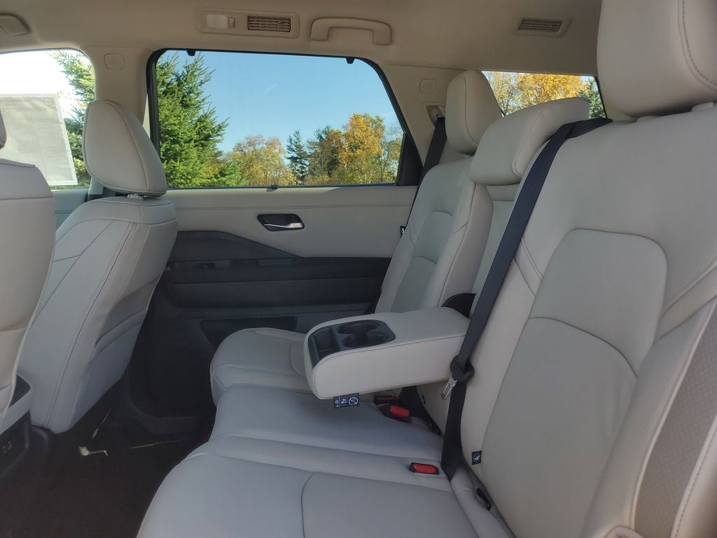 2025 Nissan Pathfinder SL