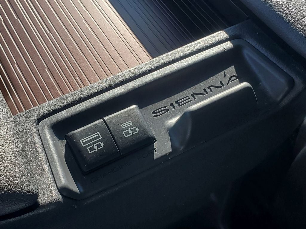 2023 Toyota Sienna LE